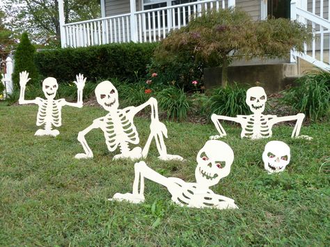 Halloween Yard Decorations Diy, Halloween Lawn Decorations, Diy Halloween Shirts, Halloween Yard Art, Halloween Lawn, Wood Yard Art, Halloween Wood Crafts, Halloween Arts And Crafts, Diy Halloween Decor