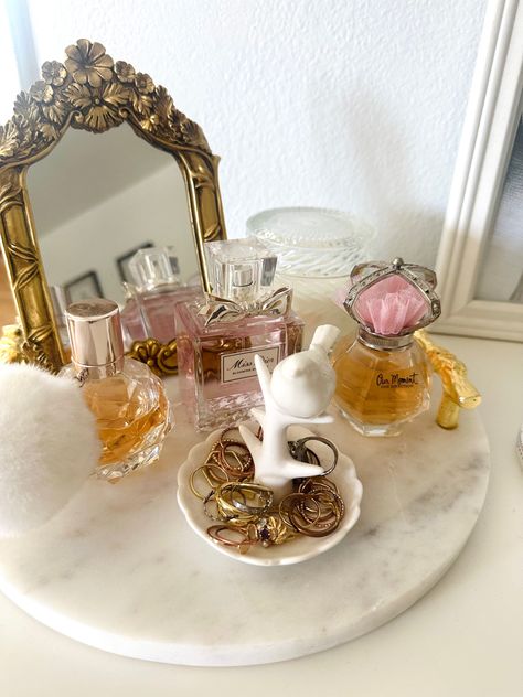 Aesthetic parisian perfume tray classic classy chic style bedroom decor decoration makeup beauty Mirror Tray Bathroom, Perfume Display Ideas Bedrooms, Perfume Tray Aesthetic, Perfume Decor, Classy Perfume, Scent Combos, Dressing Table Organisation, Perfume Holder, Perfume Organizer