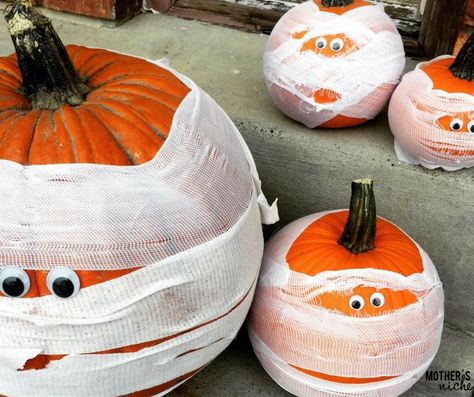 Mummy Pumpkins: Easiest Craft EVER! Pumpkin Carving Alternatives, Pumpkin Decorating Party, Pumpkin Decorating Ideas, Creative Pumpkin Decorating, Creative Pumpkin Painting, Pumpkin Decorating Contest, No Carve Pumpkin Decorating, Halloween Decor Diy, Halloween Crafts Preschool