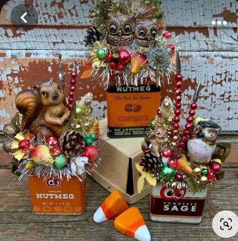 Autumn Vignettes, Antique Ideas, Homemade Christmas Presents, Retro Thanksgiving, Halloween Bottles, Christmas Spices, Spice Tins, Vintage Xmas, Halloween Crafts Decorations