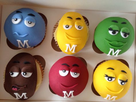 M&m cupcakes M&m Cupcakes Ideas, M M Cupcakes, Face Cupcakes, Mochi Recipe, M&m Characters, Cupcakes Ideas, Crafty Things, Mochi, Yard Art