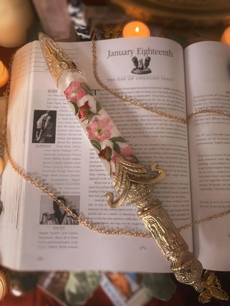 Fantasy Dagger, Knife Aesthetic, Creepy Cute Fashion, Once Upon A Broken, Stephanie Garber, Pretty Knives, Fantasy Props, Cool Swords, Cool Knives