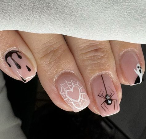 Spider Web Nails, Web Nails, Nail Art Halloween, Holloween Nails, Halloween Nails Easy, Halloween Acrylic Nails, Nail Art For Beginners, Black Nail, Halloween Nail Designs