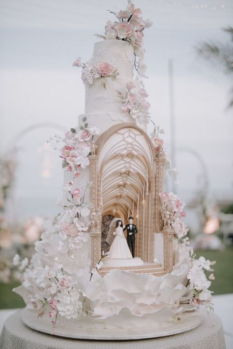 Wedding Cake 2024, Huge Wedding Cakes, Castle Wedding Cake, Nice Cakes, Extravagant Wedding Cakes, Wedding In Bali, Royal Wedding Cake, Royal Cakes, Romantic Wedding Style