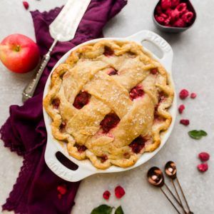 Easy Raspberry Apple Pie - made with thinly sliced apples and fresh or frozen raspberries. Perfect for Easter, Mother's Day, Fourth of July, Christmas or any special occasion. Raspberry Pie Recipe, Dessert Pie Recipes, Summer Pie, Sliced Apples, Classic Apple Pie, Frozen Raspberries, Raspberry Pie, Easy Pie Recipes, Simple Summer