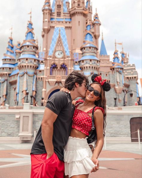 Disneyland Outfits For Couples, Cute Disney Couple Outfits, Disney Castle Pictures Ideas, Disney Parks Outfits Couples, Disney Picture Ideas For Couples, Walt Disney World Couples Pictures, Couple Outfits For Disneyland, Disney World Outfits Couples, Couple Outfits Disney