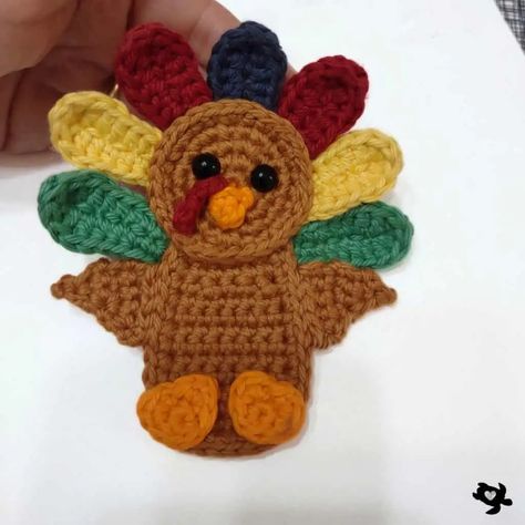 Crochet pattern: Turkey appliqué - Free Pattern - Natalina Craft Crochet Turkey Feathers, Crochet Turkey Applique, Crochet Turkey Applique Free Pattern, Thanksgiving Crochet Patterns, Crochet Thanksgiving, Crochet Turkey, Mirrors Ideas, Crochet Projects To Sell, Crochet Appliqué