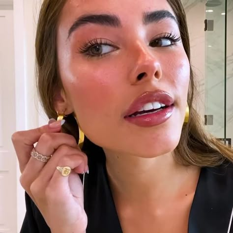 Madison Beer Vogue Beauty Secrets, Madison Beer Jewelry, Beauty Secrets Vogue, Madison Beer Vogue, Madison Beer Nails, Natural Blush Makeup, Madison Beer Makeup, Vogue Beauty Secrets, Soap Brows