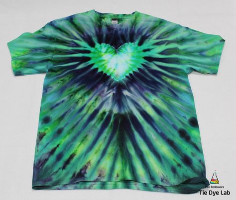 Tutorial video showing and explaining how to make an inclined ice dye heart tie dye shirt. Heart Tye Dye Shirt Diy How To, Heart Tie Dye Tutorial, Heart Tie Dye Techniques, How To Do Heart Tie Dye, How To Make A Heart Tie Dye Shirt, Tie Dye Tutorial, Tie Dye Shirts Patterns, Tie Dye Heart, Diy Tie Dye Designs