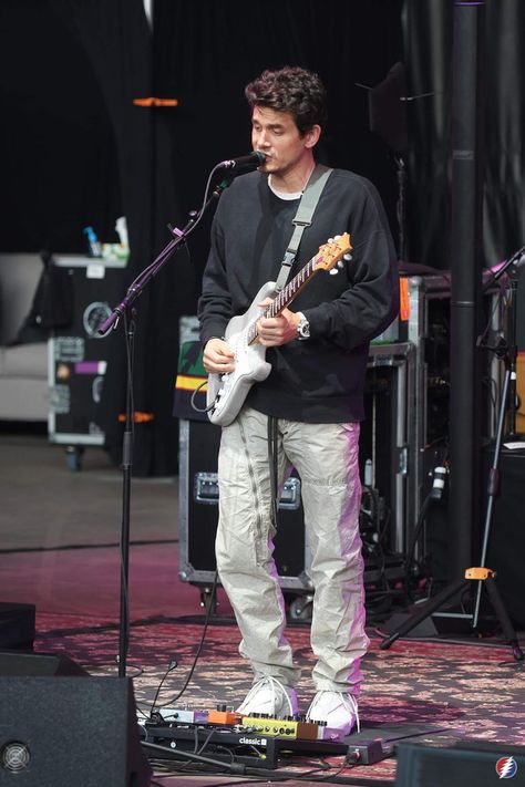 Guitarist Outfit, John Mayer Continuum, Musician Clothes, Worship Leader Outfit, John Mayer Guitar, Musician Style, Guitar Legends, Audio Studio, Band Outfits