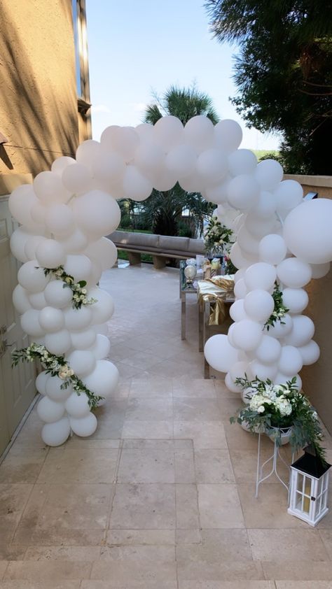 White Theme Pool Party, All White Party Outside, White Dinner Party Decorations, White Party Decorations Outdoor, White Bday Party Ideas, Backyard White Party, All White Bday Party, All White Outdoor Party Decor, White Garden Party Decoration