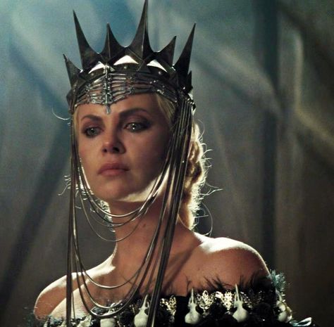 Snow White And The Huntsman - Queen Ravenna Ravenna Snow White, Mother Miranda, Queen Ravenna, Snowwhite And The Huntsman, Snow White And The Huntsman, The Huntsman, Evil Queens, Django Unchained, Crimson Peak