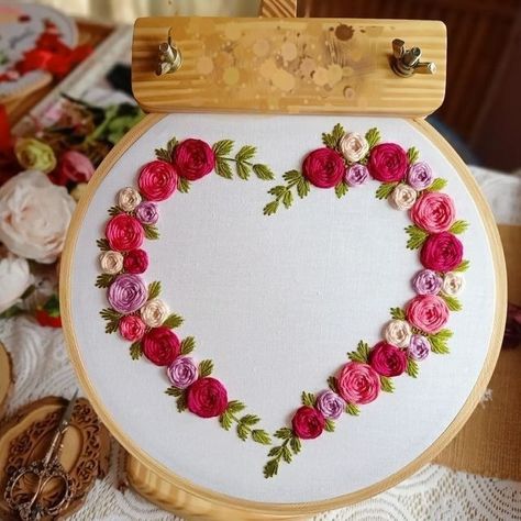 Frame Embroidery Ideas, Embroidery Frame Ideas, Embroidery Patterns Heart, Heart Embroidery Patterns, Woolen Embroidery, Cozy Dresses, Free Quilling Patterns, Unique Embroidery Designs, Embroidery Heart