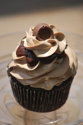 If you follow my blog regularity, you already know that I'm not a chocolate and peanut butter fan.  (And if you're not  a regular blog ... Rolo Cupcakes, Cone Ideas, Cone Cake, Frozen Cupcakes, Italian Chocolate, Chocolate Frosting Recipes, Fancy Cupcakes, Chocolate Crunch, Chocolate And Peanut Butter