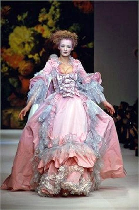 Vivienne Westwood,1995-1996 #VivienneWestwood Punk Mode, Rococo Fashion, Vivienne Westwood Dress, Oktoberfest Outfit, Naomi Campbell, Marie Antoinette, Zeppelin, Fashion History, Rococo