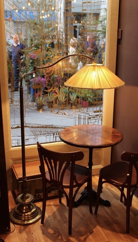 Cafe Interiors Cozy, Tavern Coffee Shop, Old Cafe Interior, Cosy Cafe Aesthetic, Cafeterias Vintage Aesthetic, 70s Coffee Shop, Old Cafe Aesthetic, Dark Academia Coffee Shop, Vintage Coffee Shop Aesthetic