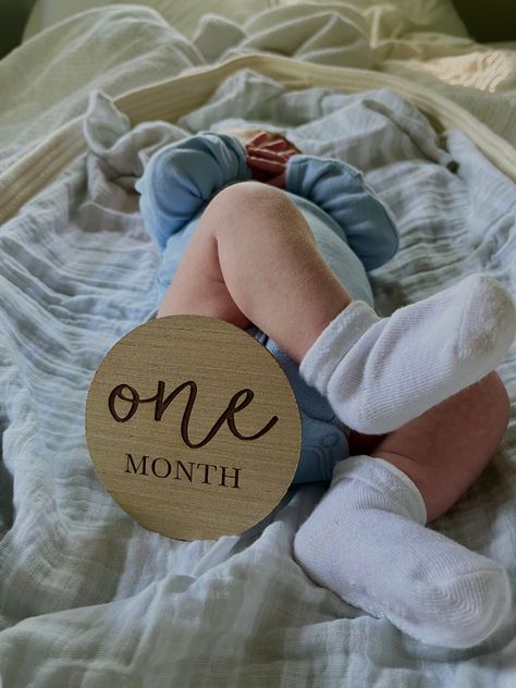 First Month Baby Pictures, Baby Monthsary Photo Ideas, 1st Month Baby Pictures Ideas, Monthsary Ideas, One Month Old Baby Pictures, One Month Photos, Albanian Tattoo, 1 Month Baby, Cute Pregnancy Pictures