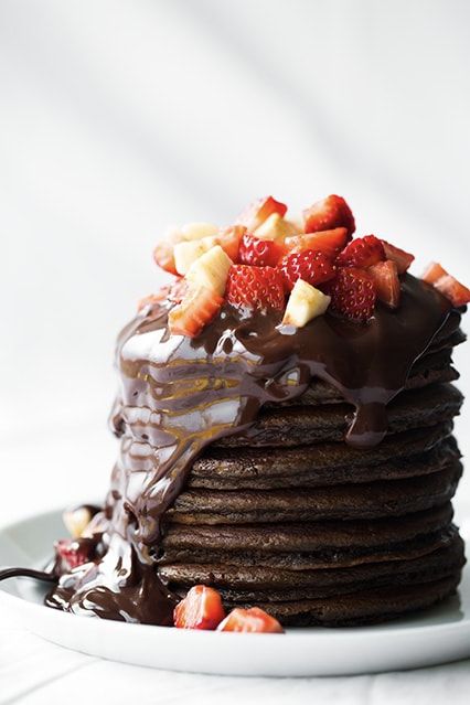 Creative Pancake Recipes, Pancake Bar, Dessert Crepes, Strawberries And Bananas, Stack Of Pancakes, Nutella Cake, Chocolate Pancakes, God Mat, Cooking Classy