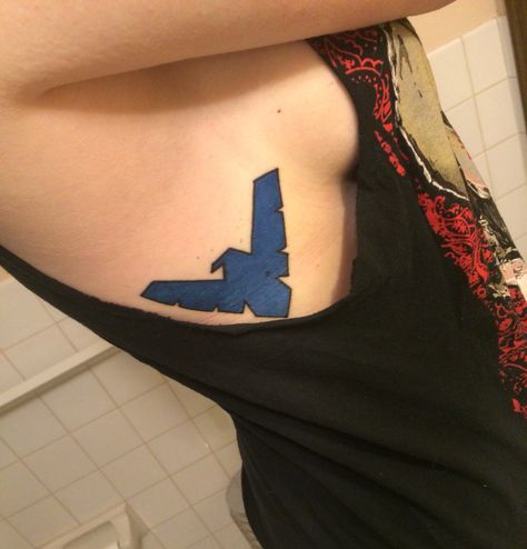 Nightwing Tattoo Nightwing Tattoo Ideas, Ace Blackwell, Dc Comics Tattoos, Dc Tattoo Ideas, Nightwing Tattoo, Nightwing Symbol, Dc Tattoos, Robin Tattoo, Dc Tattoo