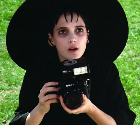 Lydia Deetz Lydia Deetz Camera, Lydia Deetz Icon, Lydia Deets, Winona Ryder Beetlejuice, Beatle Juice, Beetlejuice Cast, Lydia Beetlejuice, Winona Forever, Lydia Deetz