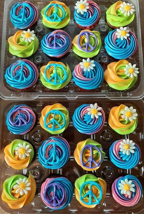 Hippie Themed Cupcakes with Hand Piped Daisies & Chocolate Peace Signs Tie Die Cupcakes, Icing A Cake, 60s Party, Tie Dye Party, Hi Five, Hip Hip Hooray, Mystery Party, Hippie Love, Themed Cupcakes