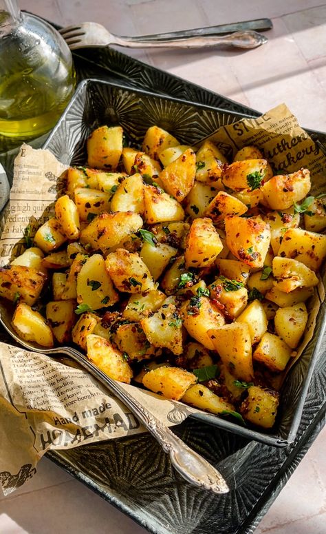 Crispy & Golden Batata Harra (Arabic Potatoes) - Hungry Paprikas Middle Eastern Potatoes, Arabic Potatoes, Turkish Potatoes, Patato Foods, Lebanese Potatoes, Mediterranean Potatoes, Hungry Paprikas, Batata Harra, Spicy Potatoes