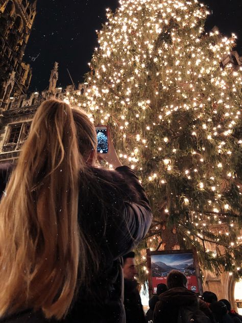 Christmas aesthetics Poses For Christmas Lights, Insta Photo Ideas Christmas, Christmas Lights Insta Pics, Poses For Pictures Instagram Christmas, Christmas Lights Photoshoot Ideas, Christmas Lights Poses, Christmas Lights Instagram Pictures, Christmas Lights Picture Ideas, Pictures With Christmas Lights