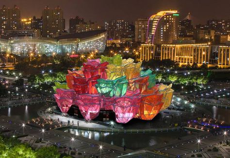 Color-Changing Rose Pavilion Building Like a Bouquet of Flowers Russian architect Vasily Klyukin is the author of an architectural concept entitled Roses Pavilion which is inspired by the shape of the roses and that could be offered to any city in the world. The building would have the form of a bouquet of roses in glass and metal with changing colors : yellow white red like the color of these flowers. There would also be an internal ventilation system to complete immersion. #xemtvhay Rose Building Architecture, Rose Pavilion, Futuristic Sculpture, Metal Bouquet, Fae Core, Flower Valley, Skyscraper Building, Conceptual Model Architecture, Inspiring Architecture