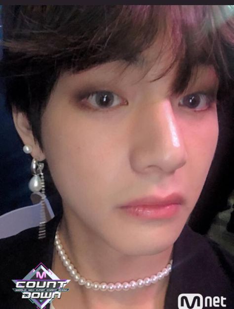 Kim Taehyung with pearl earrings 2018 selca Taehyung Selca, V Bts Wallpaper, E Dawn, Fake Love, Bts Members, Daegu, V Taehyung, Bts Bangtan Boy, Bts Boys