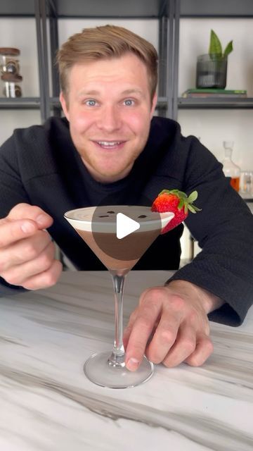 Strawberry Martini, Martinis Drinks, Chocolate Martini, Drink Mixes, Chocolate Espresso, Summer Cocktail Recipes, Martini Recipes, Cocktail Drinks Recipes, Delicious Drinks