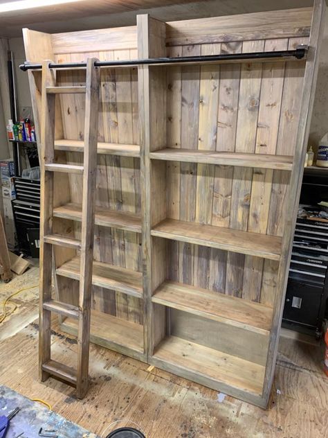 Bookshelves Made Out Of Pallets, Pallet Wood Bookshelf Diy Projects, Pallet Board Bookshelf, Book Shelf Blueprints, Rustic Wooden Bookshelf, Wood Projects Bookshelf, Wood Pallet Bookshelf, Scrap Wood Bookshelf, Rustic Bookshelves Diy