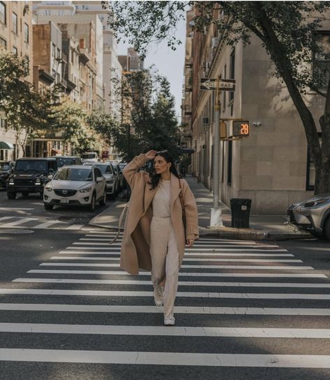 Dc Portrait Photography, Outdoor Photoshoot Ideas For Women City, Lifestyle City Photography, Portrait Poses For Women Outdoor City, Women City Photoshoot, Outside Lifestyle Photography, Crossing The Street Photography, French Style Photoshoot, Fall Street Photography