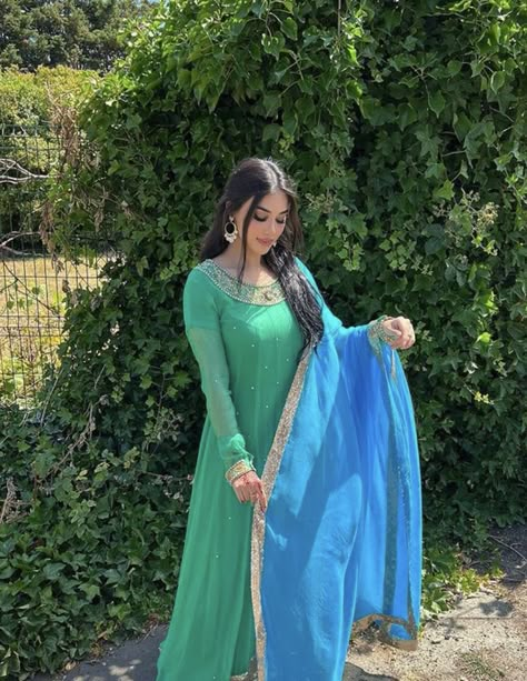 Republic Day Outfit Indian Women, Punjabi Poses Photo Ideas, Poses In Suits For Women, Salwar Poses Photoshoot Ideas, Sharara Suit Photo Poses, Sharara Poses Instagram, Poses In Sharara, Sharara Poses, Pakistani Hairstyles