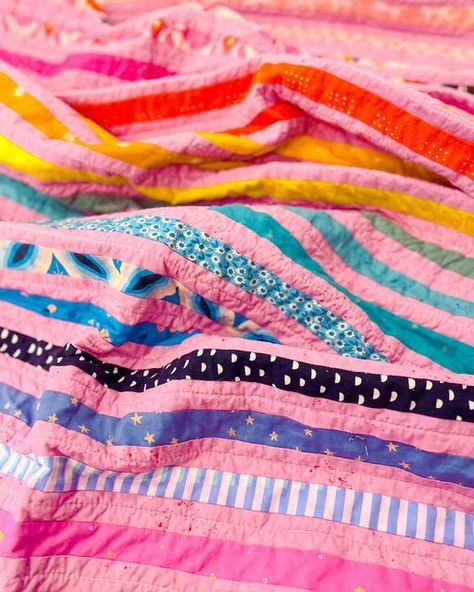 Pink Orange Quilt, Funky Quilt Patterns, Rainbow Bedspread, Quilting Aesthetic, Modern Quilt Ideas, Quilted Tapestry, Small Quilting Projects, Stripes Quilt, Quilts Handmade