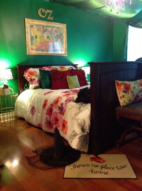 wizard of oz! Wizard Of Oz Bathroom, Wizard Of Oz Bedroom Ideas, Wizard Of Oz Home Decor, Wicked Bedroom, Wizard Of Oz Bedroom, Wizard Of Oz Room, Disney Themed Bedroom, Broadway Bedroom, Disney Themed Bedrooms