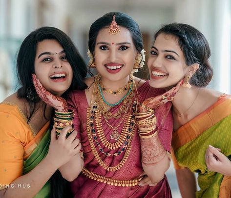 Bride Friends Poses, Poses For 3 Sisters In Saree, Bride Group Photos, Bride Poses With Friends, Wedding Poses For Sisters, Cousins Photo Shoot Group Poses Wedding, Wedding Poses For Bride And Sister, 3 Sister Photoshoot Poses Indian, Bride With Friends Poses