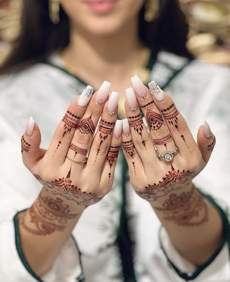 Nail Art On Mehendi Hand, Nails On Mehendi Hands, Mehendi Nails Art, Nails With Mehendi Hands, Nails For Saree, Nails Acrylic For Bride, Bridal Nails With Mehendi, Indian Bridal Nails Designs Brides, Nails For Marriage