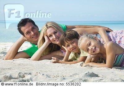 Photo ideas Beach Photography Family, Family Beach Portraits, Beach Photo Session, Family Portrait Poses, Family Picture Poses, Family Beach Pictures, Family Poses, Family Photo Pose, Beach Family Photos