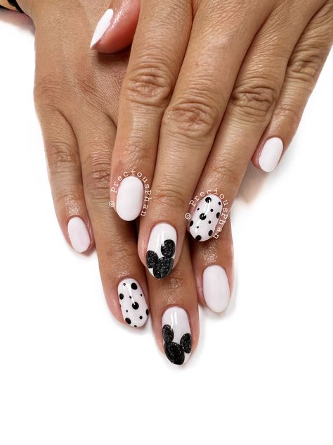 Disney White Nails, Cute Disney Nails Short, Disney Nail Ideas For Short Nails, Nails Miki Mouse, Disney Trip Nails, Black And White Disney Nails, Miki Nails, White Disney Nails, Disney Themed Nails Acrylic