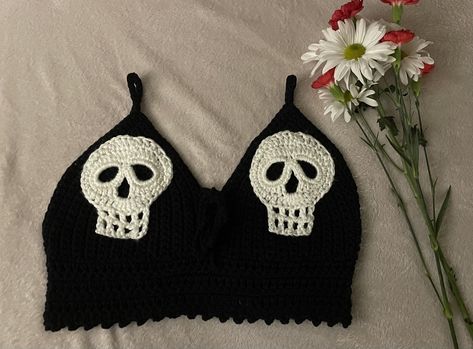 Skull crochet top 💀🖤 Available custom in any colors/size! Xs-5xl+ https://smpl.is/77hrq #crochet #artist #alternative #shop #crochetisforeveryone #gothic #plussize #festivaltop #cottagecore #ethereal Gothic Crochet, Chubby Girl Fashion, Skull Crochet, Gothic Cottagecore, Most Creative Halloween Costumes, Halloween Costumes To Make, Crochet Artist, Crochet Skull, Loose Fit Sweater