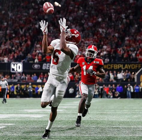 DeVonta Smith (Alabama freshman WR) catches the winning TD from freshman QB Tua Tagovialoa, in National Championship game to give Alabama it's 5th Championship in the last 9 years. Alabama beat Georgia 26 - 23 in OT. Devonta Smith Alabama, Alabama Crimson Tide Football Wallpaper, Univ Of Alabama, Alabama Football Team, Devonta Smith, Rammer Jammer, Alabama Football Roll Tide, College Game Day, Bama Football