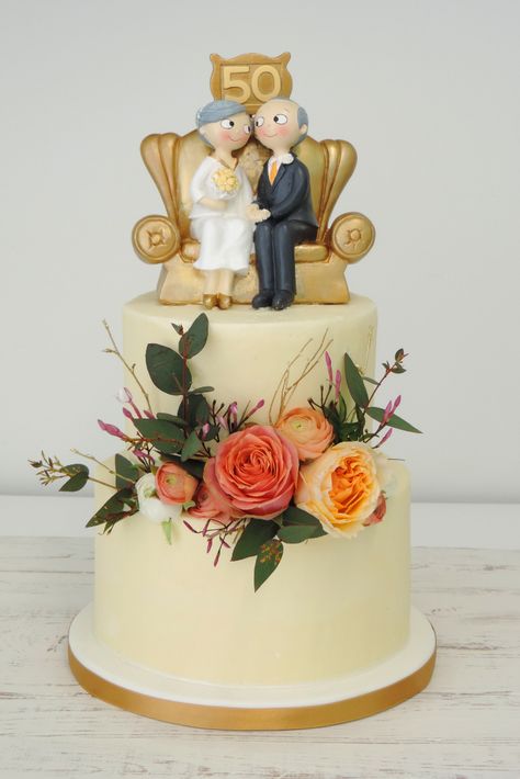 5 tradiciones sobre el pastel de boda #tartasdeboda #tradiciones #tartasincreibles #creatividadpastelera #bodas2020 #bodasnet Golden Wedding Cake, 50th Wedding Anniversary Decorations, Rodjendanske Torte, 50th Wedding Anniversary Cakes, 50th Anniversary Cakes, 50th Wedding Anniversary Party, Wedding Anniversary Decorations, Wedding Anniversary Cakes, 60 Wedding Anniversary