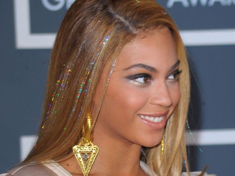 Beyonce rocking the very popular Silver Diy Hair Tinsel, Horrible Hair, Beyonce Hair, Feather Hair Extensions, Hair Tinsel, Hair Starting, Remy Human Hair Extensions, Destiny's Child, Glitter Hair