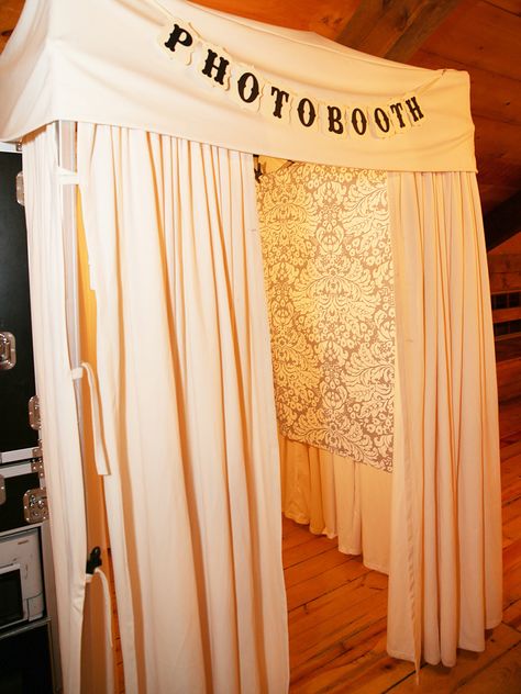 Diy Fotokabine, Diy Wedding Photo Booth, Photowall Ideas, Reception Activities, Diy Curtain, Diy Wedding Reception, Wedding Reception Fun, Booth Wedding, Diy Wedding Backdrop