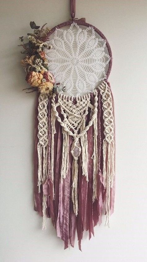 Diy Dream Catchers, Dream Catcher Bedroom, Atrapasueños Diy, Doily Dream Catchers, Diy Dream Catcher Tutorial, Lace Dream Catchers, Dream Catcher Tutorial, Dream Catcher Patterns, Beautiful Dream Catchers