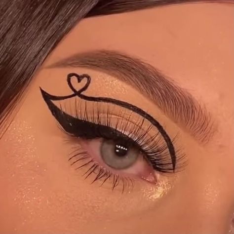 Geometric Eyeliner, Modern Eyeliner, Trendy Eyeliner, Edgy Eyeliner, Stylish Eyeliner, Unique Eyeliner, Cute Eyeliner, Eyeliner Trends, Creative Eyeliner