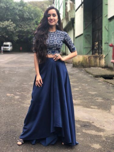 A skirt with the crop top is always in fashion. The crop top can be contrasting and matching both. The choice is yours.   #shraddhakapoor #celebrity #ethniclook Simple Lehenga, Lehnga Dress, Blue Lehenga, Long Skirt Outfits, Bollywood Outfits, Indian Gowns Dresses, Trendy Dress Outfits, Ethnic Looks, Indian Gowns