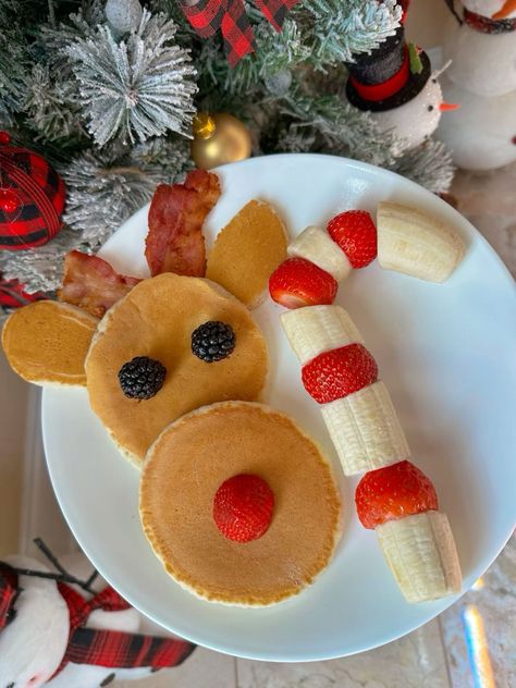 Christmas Food Ideas Breakfast, Christmas Sleepover Food Ideas, Kid Christmas Breakfast, Kids Christmas Fruit, Polar Express Breakfast For Kids, Breakfast Party Ideas For Kids, Christmas Kids Recipes, Simple Christmas Breakfast, Fruit Christmas Desserts