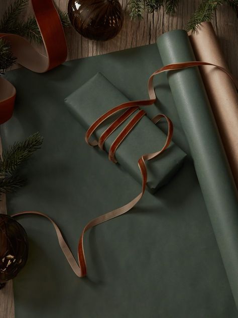 Christmas Wrapping Ideas Green Paper, Emerald Green Christmas Wrapping, Dark Green Gift Wrapping, Brown Green Christmas Decor, Red And Green Christmas Wrapping, Natural Christmas Wrapping Ideas, Christmas Wrapping Ribbon, Dark Green Christmas Aesthetic, Brown And Green Christmas