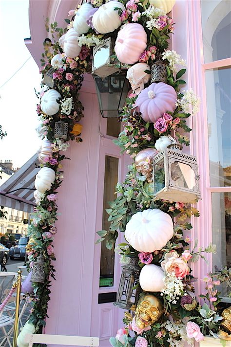 Fall Floral Decor Ideas, Pink Halloween Wedding, Pastel Pumpkin Decor, Pastel Fall Decor Ideas, Halloween In Spring, Pastel Halloween Wedding, Pink Fall Porch Decor, Pink Halloween Porch, Halloween Pink Decor